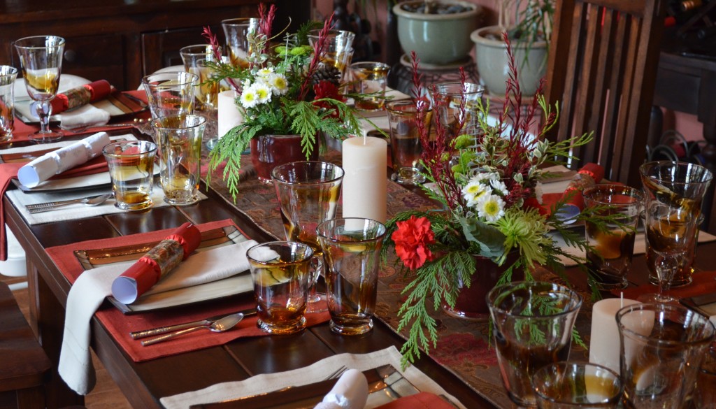 Alternating the napkin colors solves two things. First you don't need to always have a coordinating set of 12-14 napkins. Second, it keeps the eye moving around the table and plays up both the center color of the dinnerware as well as the edge color.